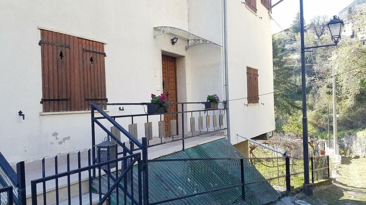 Vila Casa Vacanze Da Oscar Triora Exteriér fotografie